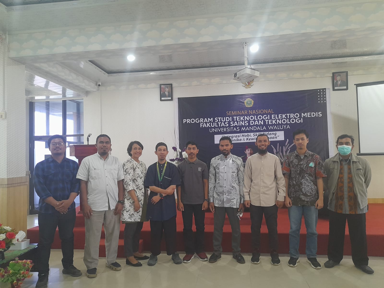 Dosen dan Mahasiswa Fisika FMIPA UHO Mengikuti Seminar Nasional yang Diselenggarakan oleh Prodi Teknik Elektro Medis Universitas Mandala Waluya